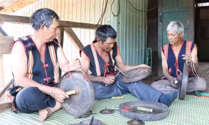 Các nghệ nhân chỉnh chiêng tại làng Mrông Yố 1, xã Ia Ka, huyện Chư Păh (Gia Lai). Ảnh: Hồng Điệp - TTXVN