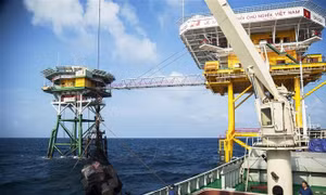 Chuyển quà Tết từ tàu Trường Sa 10 lên nhà giàn DK1. Ảnh: Hồng Đạt - TTXVN