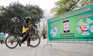 Người dân du xuân không quên thông điệp 5K. Ảnh: Thanh Tùng - TTXVN