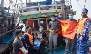 Bộ Tư lệnh Vùng Cảnh sát biển 1 tổ chức tặng quà Tết cho bà con ngư dân ở huyện đảo Bạch Long Vĩ, thành phố Hải Phòng. Ảnh: TTXVN