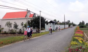 Những con đường xanh, sạch đã tạo nên một hình ảnh đẹp về xã Viên Bình, huyện Trần Đề, một trong những xã có đông đồng bào Khmer nhất của tỉnh Sóc Trăng. Ảnh: Trung Hiếu