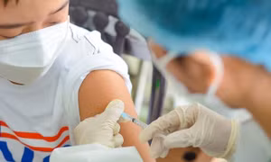 Nhân viên y tế Đà Nẵng tiêm vaccine Moderna phòng COVID-19 đợt 2 cho trẻ em từ 6 đến dưới 12 tuổi. Ảnh: Văn Dũng - TTXVN