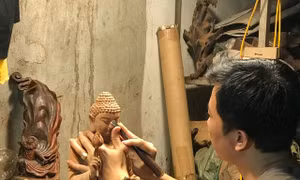 Nghệ nhân Đỗ Văn Cường, Chủ tịch Hội làng nghề Thiết Úng, xã Vân Hà, huyện Đông Anh (Hà Nội).