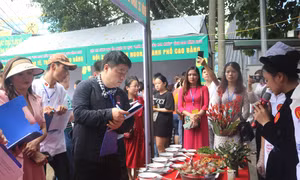 Giám khảo chấm các món ăn tham gia hội thi. Ảnh: Chu Hiệu - TTXVN