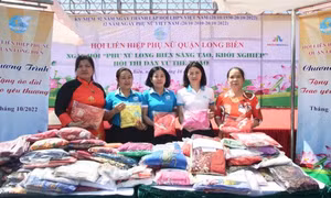 Hội Liên hiệp Phụ nữ quận Long Biên tổ chức Chương trình Ngày hội sáng tạo khởi nghiệp - tặng áo dài - trao yêu thương.