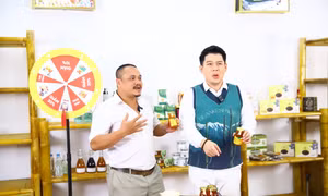Chủ thể sản phẩm OCOP của Hà Nội cùng MC chia sẻ những giá trị văn hóa, lịch sử kết tinh trong sản phẩm.