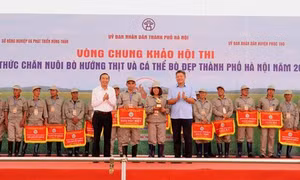 Thứ trưởng Bộ Nông nghiệp và Phát triển nông thôn Phùng Đức Tiến, Phó Chủ tịch Ủy ban Nhân dân thành phố Hà Nội Nguyễn Mạnh Quyền trao thưởng cho các đội thi giành giải đặc biệt.