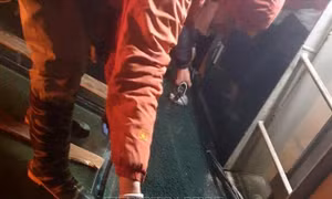 Công nhân kỹ thuật đang tiến hành lắp đặt tấm kính mới thay tấm kính bị nứt ngay trong đêm. Ảnh: TTXVN phát