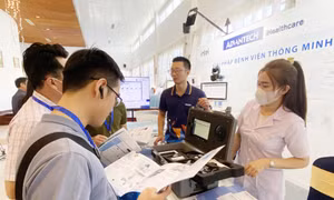 Các đại biểu tham dự hội nghị cùng tìm hiểu về các trang thiết bị y tế hiện đại phục vụ khám, chữa bệnh về tim mạch . Ảnh: Công Thử - TTXVN
