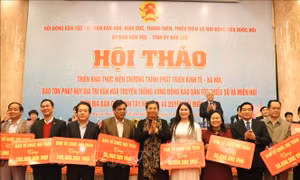 Đồng chí Tòng Thị Phóng, Ủy viên Bộ Chính trị, Phó Chủ tịch Thường trực Quốc hội trao quà của hộ nghèo dân tộc thiểu số cho đại diện các tỉnh Tây Nguyên và Duyên hải Miền trung. Ảnh: Tuấn Anh – TTXVN