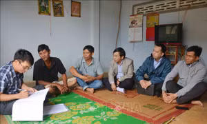 Đoàn kiểm tra của Sở Lao động – Thương binh và Xã hội Đắk Lắk kiểm tra, giám sát công tác rà soát hộ nghèo, hộ cận nghèo tại xã Ea Nuôl, huyện Buôn Đôn. Ảnh: Hoài Thu – TTXVN
