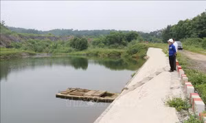 Hồ thu gom, chứa nước thải bề mặt khu vực đổ thải tại xã Phục Linh, huyện Đại Từ đã được Mỏ than Phấn Mễ mới được kiên cố hóa. Ảnh: Hoàng Nguyên – TTXVN