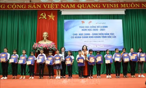Tặng học bổng Vừ A Dính cho học sinh dân tộc vượt khó hiếu học tỉnh Đắk Lắk. Ảnh: Hoài Thu – TTXVN.