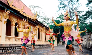 Trang phục bắt mắt, nhiều màu sắc góp phần tôn lên vẻ đẹp của phụ nữ Khmer Nam Bộ. Ảnh: Lê Yến Thanh