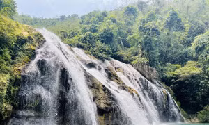 Cách thành phố Đông Hà khoảng 130km, theo đường Hồ Chí Minh nhánh Tây, thác Tà Puồng nằm sâu giữa rừng, cách biệt với bên ngoài khoảng 30 phút đi bộ. Ảnh: Thanh Thủy-TTXVN