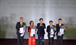 Trao Quyết định thành lập Trung tâm Ung bướu - Y học hạt nhân và Trung tâm Tim mạch trực thuộc Bệnh viện Đa khoa tỉnh Lào Cai. Ảnh: Hương Thu – TTXVN
