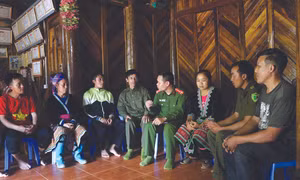Lực lượng công an chính quy xã thường xuyên xuống bản tuyên truyền với đồng bào không tái trồng cây thuốc phiện và tác hại của ma túy tại bản Sin Suối Hồ. Ảnh: Quý Trung