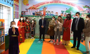 Ngài Nadav Eshcar và Hoa hậu H’Hen Niê cùng các đại biểu thăm quan Thư viện thân thiện trường Phổ thông Dân tộc bán trú Tiểu học xã Minh Sơn. Ảnh: Minh Tâm-TTXVN