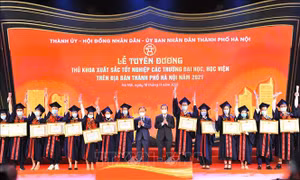Đồng chí Phạm Tất Thắng, Phó Trưởng ban Thường trực Ban Dân vận Trung ương và đồng chí Chu Ngọc Anh, Phó Bí thư Thành ủy, Chủ tịch UBND TP. Hà Nội trao bằng khen của UBND Tp cho các Thủ khoa. Ảnh: Minh Đức – TTXVN