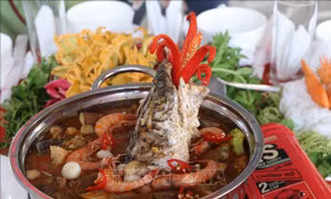 Lẩu mắm - món ngon mà bất kỳ du khách nào khi ghé thăm U Minh đều không thể bỏ qua. Ảnh: Huỳnh Anh – TTXVN