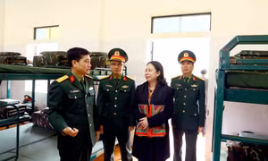 Phó Chủ tịch nước Võ Thị Ánh Xuân tham quan nơi ở của cán bộ, chiến sĩ Tiểu đoàn Bộ binh 1, Trung đoàn 754, Bộ Chỉ huy Quân sự tỉnh Sơn La. Ảnh: Quang Quyết-TTXVN