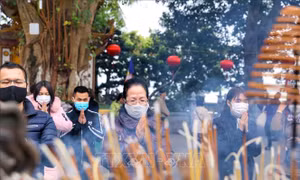 Người dân đi lễ cầu bình an tại chùa Trấn Quốc. Ảnh: Tuấn Đức - TTXVN
