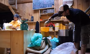 Khách du lịch trải nghiệm phương pháp rang, xay cà phê tại quán cà phê thương hiệu “K’ho Coffee”. Ảnh: An Thành Đạt