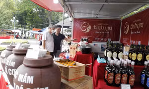 Gian trưng bày giới thiệu sản phẩm nước mắm đạt tiêu chuẩn Ocop đến từ tỉnh Thanh Hóa. Ảnh: Trần Việt - TTXVN