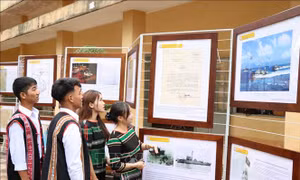 Các em học sinh thăm quan những tư liệu về nguồn gốc 2 quần đảo Hoàng Sa và Trường Sa. Ảnh: Ngọc Minh – TTXVN
