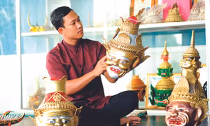 Thạch Huỳnh Thươne đã có một kho tàng mão, mặt nạ mang đậm bản sắc văn hóa Khmer Nam Bộ do chính tay anh chế tác. Ảnh: An Hiếu