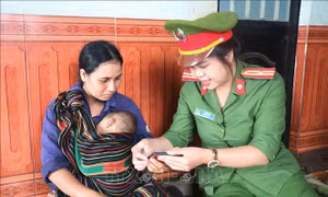 Công an xã Ea Kpam, huyện Cư M’Gar hướng dẫn người dân truy cập và thao tác trên trang Zalo của Công an xã. Ảnh: Hoài Thu – TTXVN