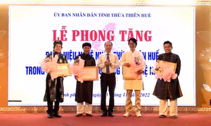Phó Chủ tịch UBND tỉnh Thừa Thiên - Huế Phan Quý Phương trao Giấy chứng nhận cho 4 nghệ nhân được phong tặng danh hiệu “Nghệ nhân Thừa Thiên- Huế”. Ảnh: Mai Trang - TTXVN