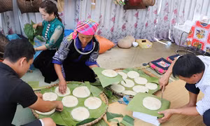 Đồng bào dân tộc Mông ở xã Tà Hừa, huyện Than Uyên (Lai Châu) làm bánh giầy vào dịp Tết Độc Lập. Ảnh: Quý Trung