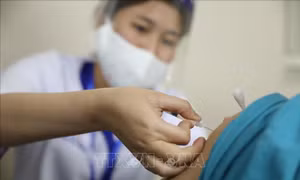  Nhân viên y tế tham gia trực tiếp công tác phòng chống dịch COVID-19 tại Bệnh viện Thanh Nhàn được tiêm vaccine phòng COVID-19. Ảnh: Minh Quyết - TTXVN