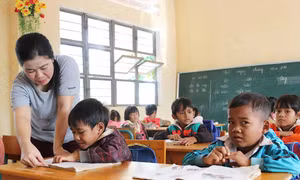 Cô và trò Trường Phổ thông Dân tộc Bán trú Tiểu học và THCS Đak Smar. Nguồn:baogialai.com.vn