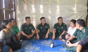  Y Liên (thứ hai từ phải sang) chia sẻ câu chuyện của mình. Ảnh: Dư Toán – TTXVN
