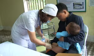Tiêm phòng cho trẻ em bị phơi nhiễm dại ở Bệnh viện Đa khoa tỉnh Lào Cai. Nguồn: nhandan.vn