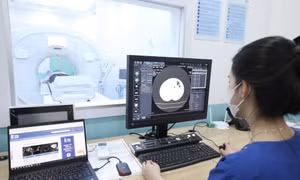Với công nghệ chẩn đoán hình ảnh tích hợp AI thông minh và sự hỗ trợ của các chuyên gia chẩn đoán hình ảnh trực tuyến theo thời gian thực (real-time) từ xa, việc kiểm tra sức khỏe được thực hiện một cách thuận tiện và nhanh chóng. Ảnh: Minh Quyết – TTXVN