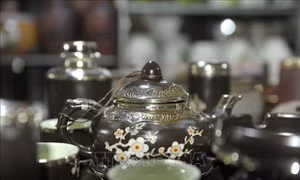 Sản phẩm gốm của người Bát Tràng được chế tác tinh xảo, đẹp mắt. Ảnh Mạnh Khánh-TTXVN
