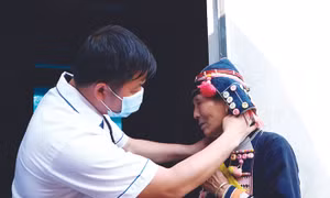 Cán bộ y tế Trạm y tế xã Huổi Luông, huyện Phong Thổ (Lai Châu) khám bệnh sàng lọc cho đồng bào dân tộc tại nhà. Ảnh: Nguyễn Oanh