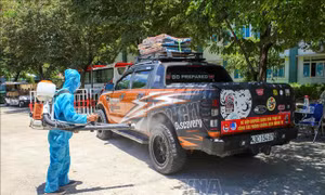 Phun khử khuẩn các phương tiện ra vào Bệnh viện dã chiến Hòa Vang để phòng, chống dịch bệnh lây lan. Ảnh: Trần Lê Lâm - TTXVN