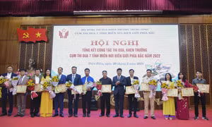 Chủ tịch UBND tỉnh Điện Biên Lê Thành Đô, Trưởng Cụm thi đua 7 tỉnh miền núi biên giới phía Bắc, trao tặng Bằng khen cho các tập thể, cá nhân có thành tích xuất sắc trong các phong trào thi đua của cụm thi đua 7 tỉnh miền núi biên giới phía Bắc năm 2022. 