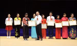 Giám đốc Sở Giáo dục và Đào tạo Lai Châu Đinh Trung Tuấn trao Giấy khen cho học sinh đạt thành tích xuất sắc trong phong trào thi đua yêu nước. Ảnh: Việt Hoàng – TTXVN