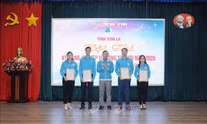 BTC trao giải Nhất cho các cá nhân đoạt giải tại vòng thi trực tuyến. Ảnh: Quang Quyết – TTXVN