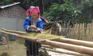 Lưu giữ nghề làm hương của người Mông ở Lai Châu