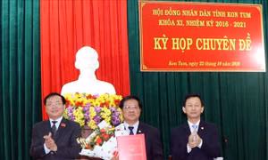 Ông Lê Ngọc Tuấn (giữa), Phó Bí thư Tỉnh ủy, Phó Chủ tịch Thường trực UBND tỉnh được bầu giữ chức Chủ tịch UBND tỉnh Kon Tum. Ảnh: Cao Nguyên-TTXVN