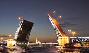 Hình ảnh hai cánh cầu rộng mở từ lâu đã là biểu tượng của thành phố St. Petersburg. Cầu được xây dựng đầu thế kỷ 20 với phần kết cấu thép nặng 7770 tấn, dài 250m, mỗi cánh cầu mở có trọng lượng 700 tấn. Ảnh: Duy Trinh - PV TTXVN tại Nga