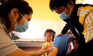 Chiến dịch phủ rộng vaccine phòng COVID-19 được thực hiện liên tục tại các trung tâm y tế từ cấp tỉnh đến xã tại Lai Châu. Ảnh: Nhật Anh - TTXVN