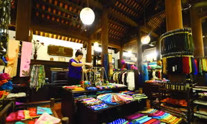 Làng lụa Vạn Phúc đã hình thành một số doanh nghiệp có quy mô lớn nên các mặt hàng lụa cũng ngày càng phong phú. Ảnh: Minh Quyết - DTMN