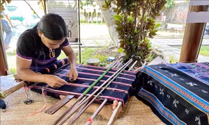 Dệt thổ cẩm của đồng bào dân tộc thiểu số huyện Nam Đông. Ảnh: Mai Trang-TTXVN